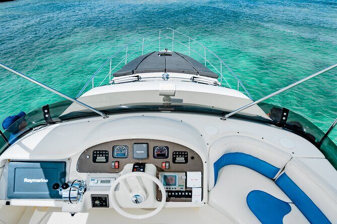 4 Hour 50' Azimut Yacht All-Inclusive in Tulum & Playa del Carmen - Lunch onboard: ceviche, guacamole, and the bar that stays busy