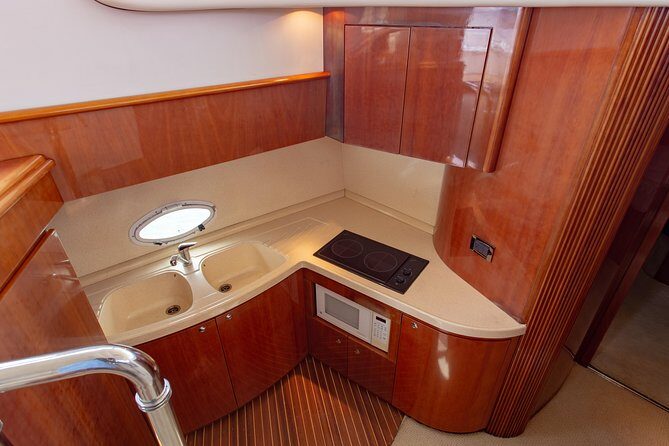 4H 42' Azimut Yacht All-Inclusive from Tulum & Playa del Carmen. - Family-friendly extras: floaties, towels, and a crew that pays attention