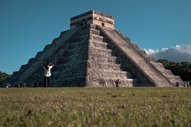 Chichén Itzá, Cenote and Valladolid with Lunch and transportation. - Chichén Itzá With a Dual-Language Guide (and Vendor Noise)