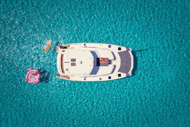 Cozumel All Inclusive: Coast & Relax 4h on 51' Leopard - Where to relax onboard: flybridge sun vs lounge shade