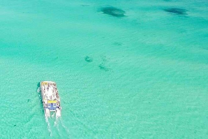 Isla Mujeres Unlimited! Fun & Party with transportation - Catamaran ride: open bar, live music, and the real party vs family feel