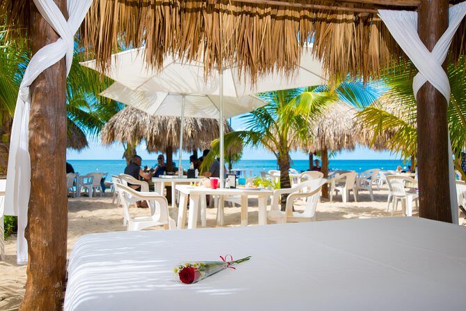 Mr Sanchos Romantic Day Beach Pass for Two - The rose detail: a small gift with strong impact