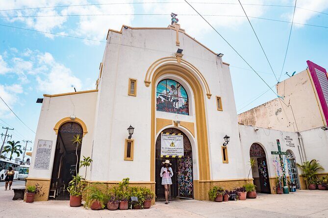 Open Top City Tour & Beach Break - Benito Juárez Park: history landmarks plus shopping time