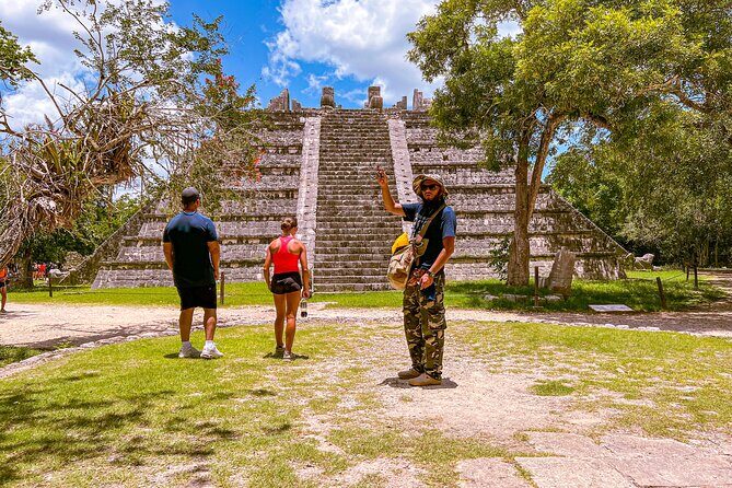 Private World Wonder Discovery Tour in Chichen Itza, Cenote and Valladolid - Chichén Itzá with a guide: what to focus on and why it matters
